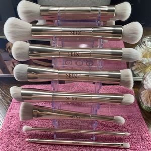 Seint make up brushes.